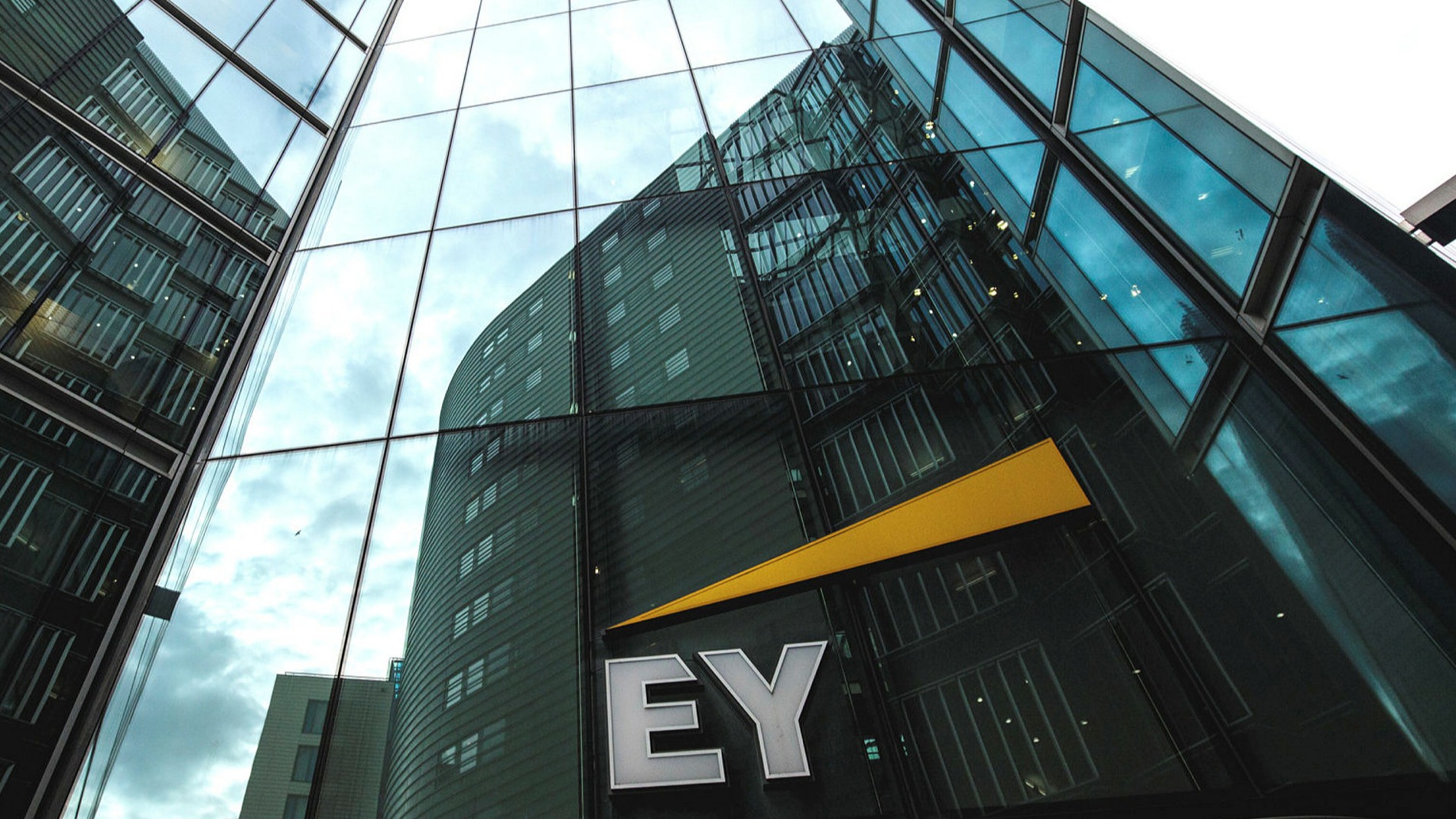 EY and Microsoft launch initiative to tackle legal and compliance challenges
